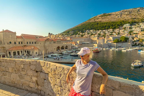 크로아티아의 고대 항구에 사는 여자 — 스톡 사진