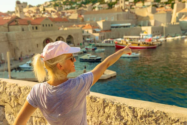 Hırvatistan 'daki eski ortaçağ limanında bir kadın