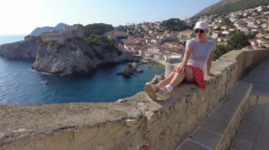 Hırvatistan 'ın Dubrovnik şehrinin tepesindeki kız