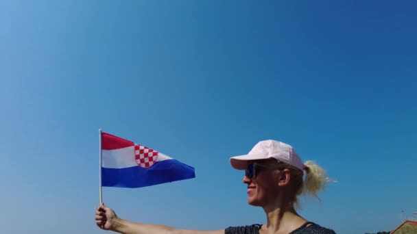 Žena s chorvatskou vlajkou na vrcholu Dubrovníku — Stock video