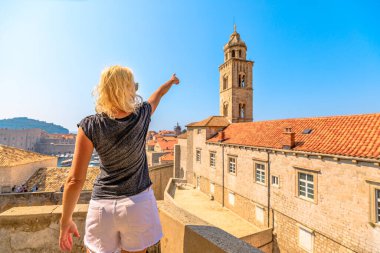 Dubrovnik 'te gün batımında bir kadın