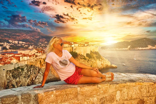 Hırvatistan 'ın Dubrovnik şehrinin tepesinde oturan kadın — Stok fotoğraf
