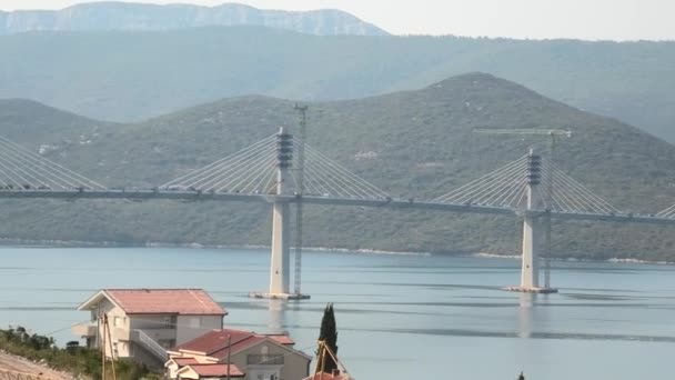 Peljesac Brug van Kroatië langs Bosnië en Herzegovina — Stockvideo