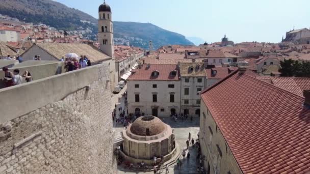 Dubrovnik klokkentoren van het Franciscaner klooster — Stockvideo
