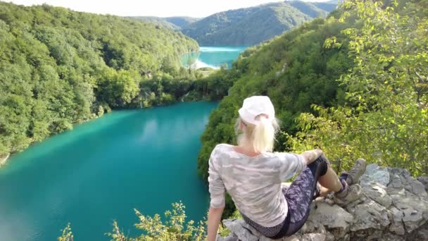 Chica en las cascadas del Parque Nacional de los Lagos de Plitvice — Vídeos de Stock