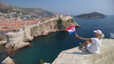 Hırvatistan 'ın Dubrovnik şehrinin tepesinde oturan kadın