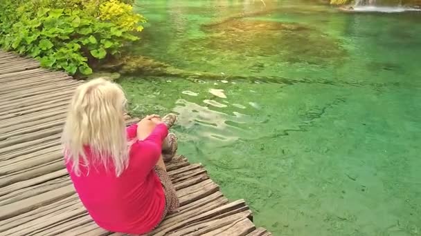 Mujer en el Parque Nacional de Plitvice Lakes — Vídeo de stock