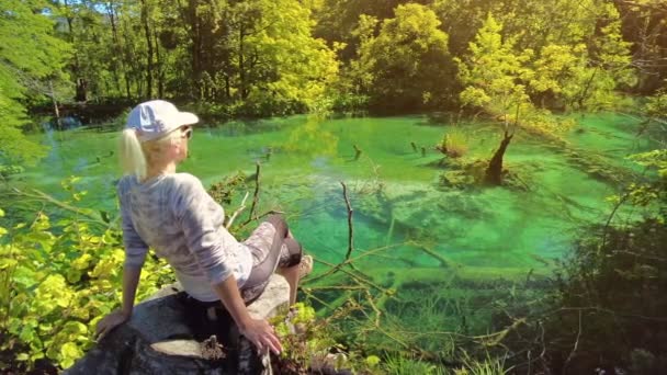 Plitvice Lakes Ulusal Parkı 'ndaki Milino Gölü — Stok video