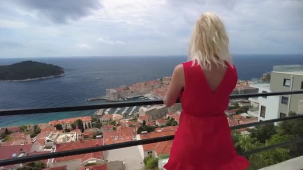 Vrouw in Dubrovnik uitkijkpunt — Stockvideo