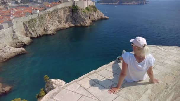 Mujer en la cima de la ciudad de Dubrovnik de Croacia — Vídeo de stock