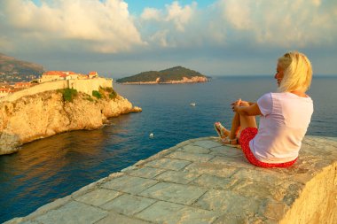 Hırvatistan 'ın Dubrovnik şehrinin tepesinde bir kadın