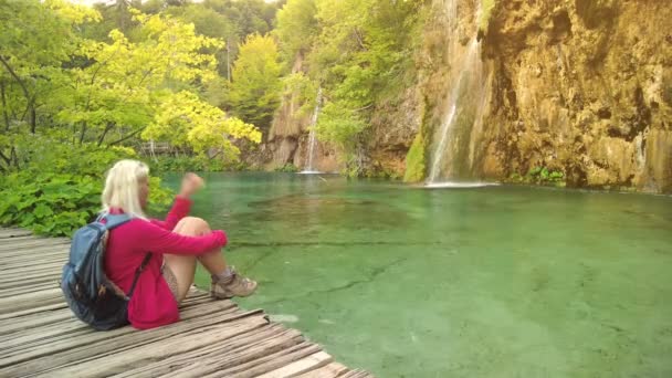 Donna nel Parco Nazionale dei Laghi di Plitvice — Video Stock