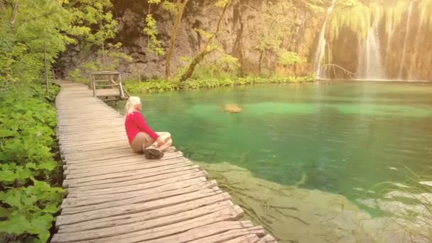 Озеро Милино-Езеро в национальном парке Плитвицкие озера — стоковое видео