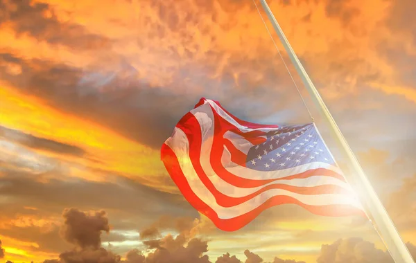 Bandiere americane con tramonto su sfondo — Foto Stock
