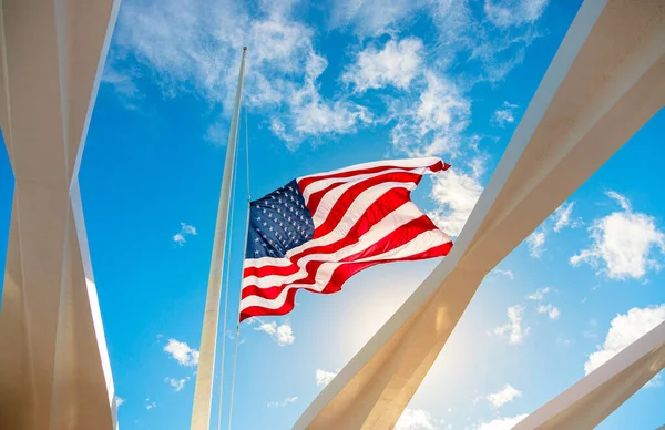 USS Arizona American flag in Pearl Harbor — Stock Photo, Image