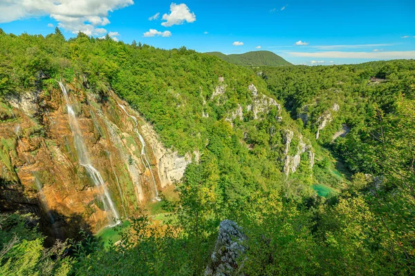 Cascade dans le parc national des Lacs de Plitvice — Photo