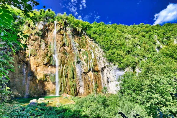 Vízesés a Plitvicei-tavak Nemzeti park — Stock Fotó