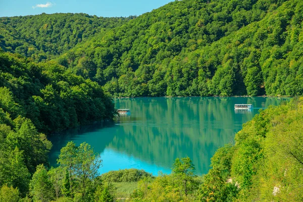 Plitvice Gölleri 'nin feribot botlarıyla Kozjak Gölü