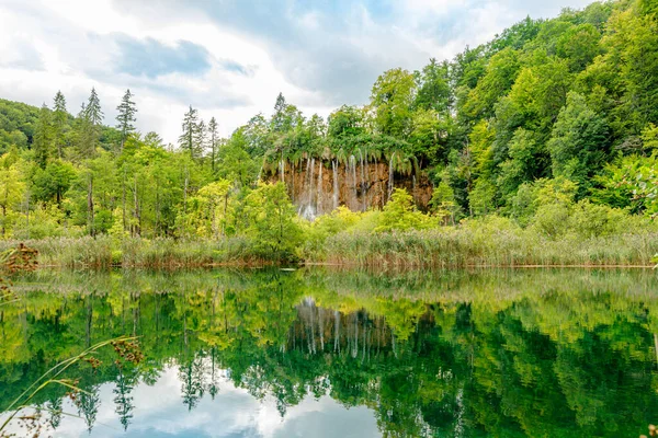 Wodospad Veliki Prstavac w Jeziorach Plitwickich — Zdjęcie stockowe