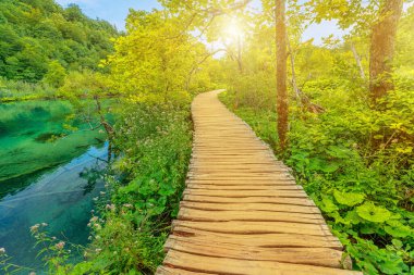Plitvice 'nin Milino Jezero Gölü' ndeki iskelede