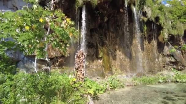Cascada de Malí Prstavac en los lagos de Plitvice — Vídeo de stock