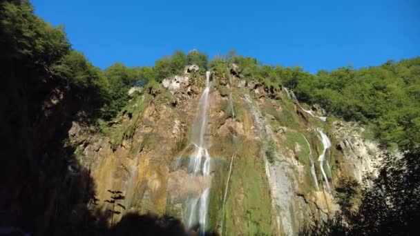Cascada en el Parque Nacional de los Lagos de Plitvice — Vídeo de stock