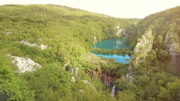 Panorama de las cascadas del Parque Nacional de los Lagos de Plitvice — Vídeos de Stock