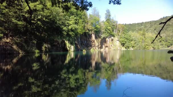 Jezioro Galovac w Parku Narodowym Jeziora Plitwickie — Wideo stockowe