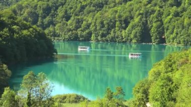 Plitvice Gölleri 'nin feribot botlarıyla Kozjak Gölü