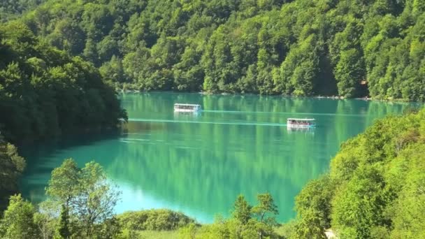 Lago Kozjak con barcos de ferry de los lagos de Plitvice — Vídeos de Stock