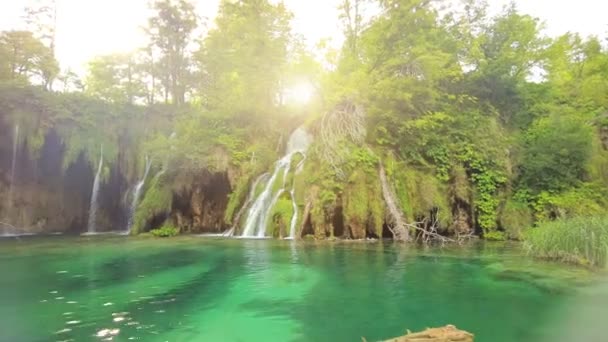 Wasserfall Galovacki Buk in den Plitvicer Seen — Stockvideo