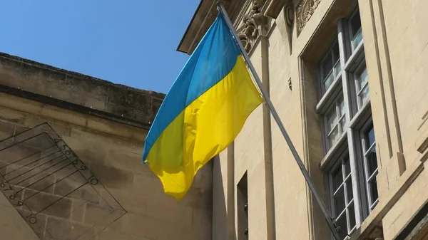 Bandera de Ucrania en la ventana — Foto de Stock