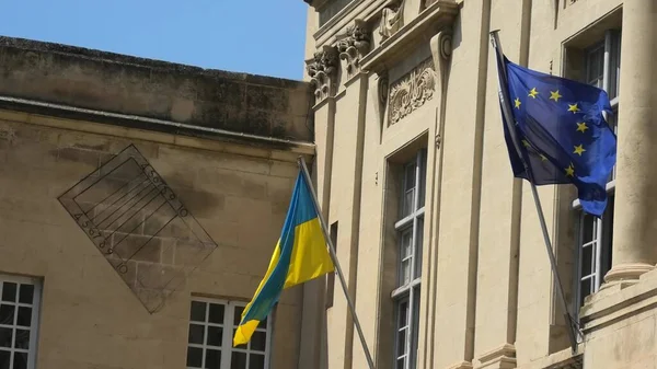 Bandera de Ucrania y bandera europea unidas — Foto de Stock