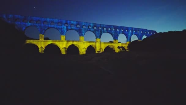 ウクライナの旗を持つポン・デュ・ガード橋 — ストック動画