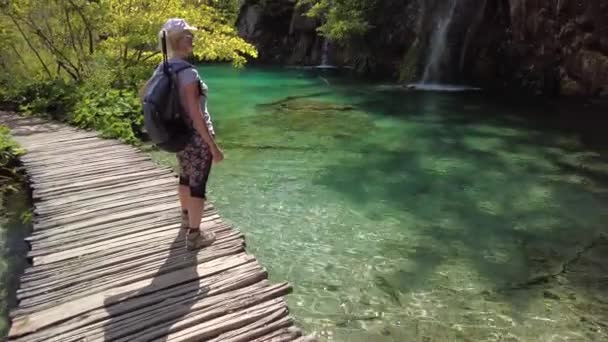 Kvinna som visar vattenfall i Plitvicesjöarnas nationalpark — Stockvideo