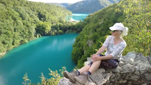 Žena v národním parku Plitvická jezera — Stock video