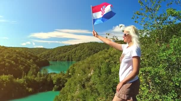 Bandera croata en las cascadas del Parque Nacional de los Lagos de Plitvice — Vídeo de stock