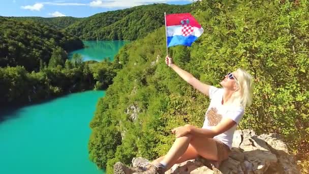 Bandera croata en las cascadas del Parque Nacional de los Lagos de Plitvice — Vídeo de stock