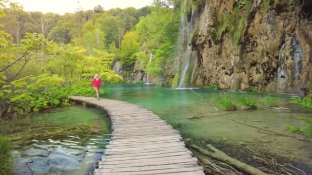 Kvinna promenader i Plitvicesjöarnas nationalpark — Stockvideo