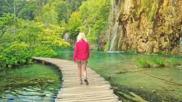 Kvinna promenader i Milino Jezero sjön — Stockvideo