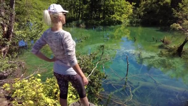 Озеро Милино в Национальном парке Плитвицкие озера — стоковое видео