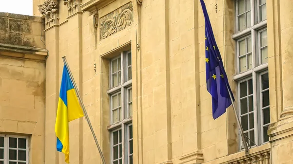 Bandera de Ucrania y bandera europea unidas — Foto de Stock