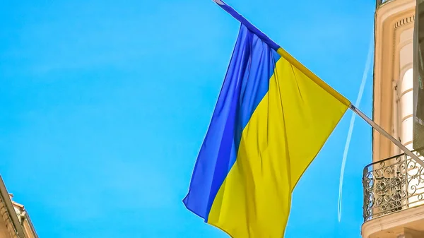 Bandera de Ucrania en la ventana — Foto de Stock