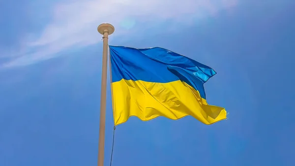 Bandera de Ucrania en el viento sobre el fondo azul del cielo — Foto de Stock