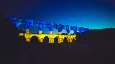 Ukrayna bayrağıyla Pont du Gard Köprüsü