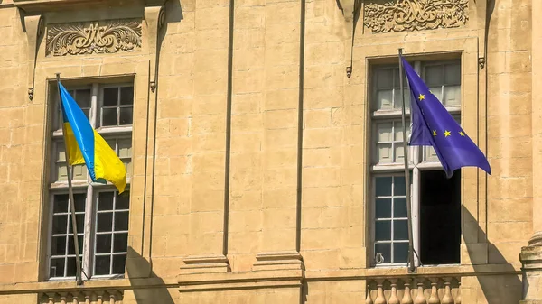 Bandera de Ucrania y bandera europea unidas — Foto de Stock