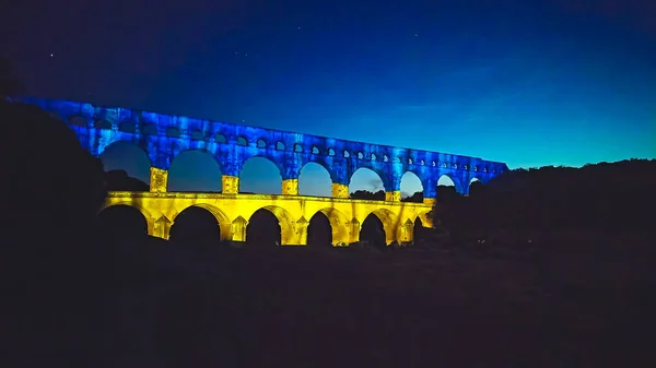 带有乌克兰国旗的Pont du Gard桥 — 图库照片