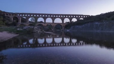 Ukrayna bayrağıyla Pont du Gard Köprüsü