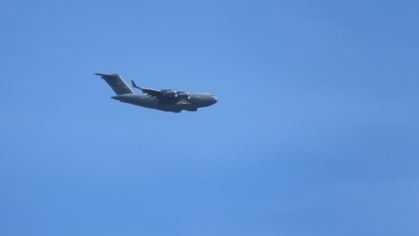Boeing C-17 Globemaster III in the sky — 图库视频影像