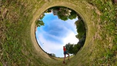 En alttaki kadın çalışıyor